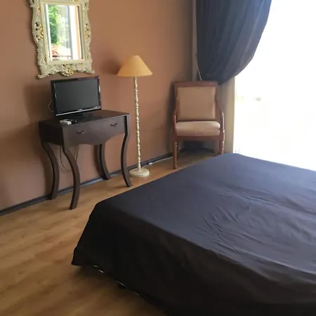 The Red Aparthotel 2*